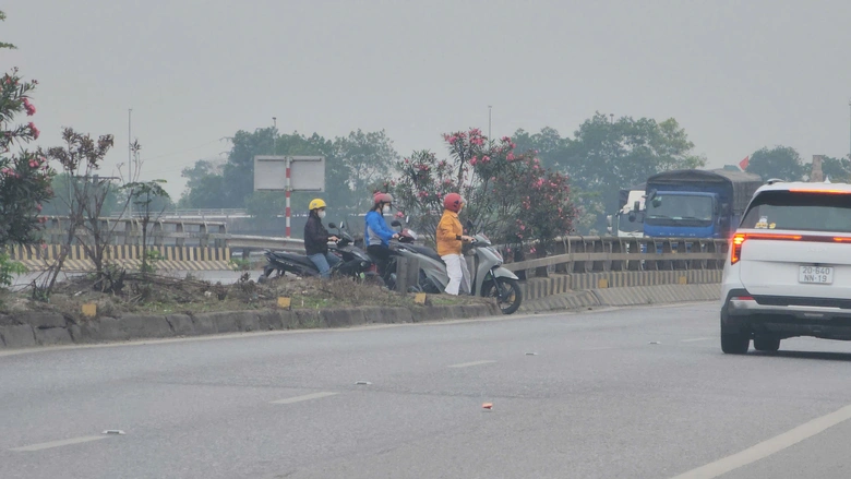Bắc Ninh: Xe m&aacute;y ngang nhi&ecirc;n đi ngược chiều, quay đầu tr&aacute;i ph&eacute;p tr&ecirc;n QL18- Ảnh 12.