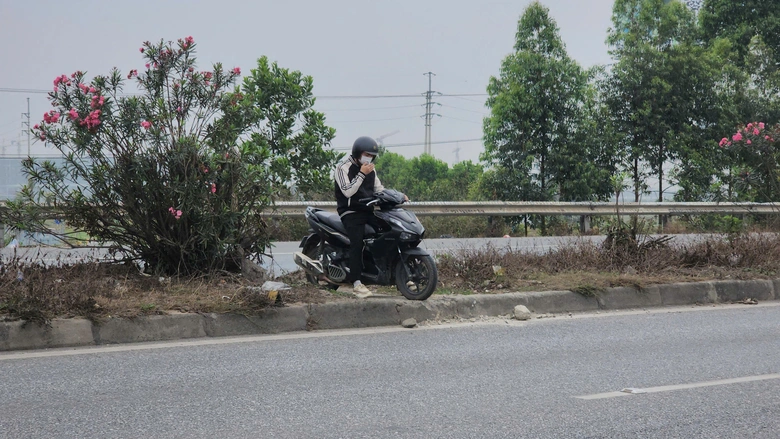 Bắc Ninh: Xe m&aacute;y ngang nhi&ecirc;n đi ngược chiều, quay đầu tr&aacute;i ph&eacute;p tr&ecirc;n QL18- Ảnh 2.