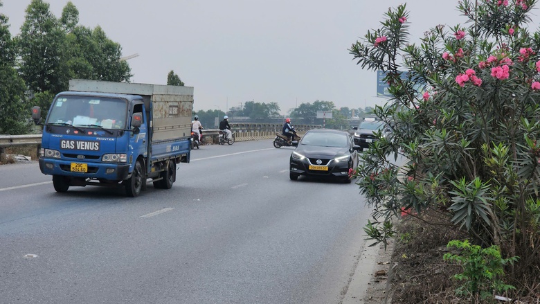 Bắc Ninh: Xe m&aacute;y ngang nhi&ecirc;n đi ngược chiều, quay đầu tr&aacute;i ph&eacute;p tr&ecirc;n QL18- Ảnh 24.
