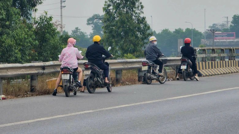 Bắc Ninh: Xe m&aacute;y ngang nhi&ecirc;n đi ngược chiều, quay đầu tr&aacute;i ph&eacute;p tr&ecirc;n QL18- Ảnh 4.