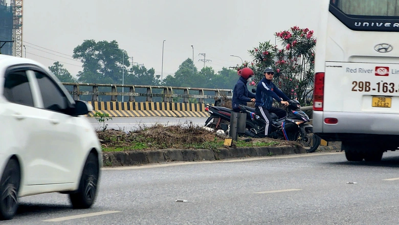 Bắc Ninh: Xe m&aacute;y ngang nhi&ecirc;n đi ngược chiều, quay đầu tr&aacute;i ph&eacute;p tr&ecirc;n QL18- Ảnh 5.