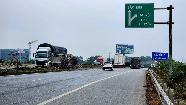 Bắc Ninh: Xe m&aacute;y ngang nhi&ecirc;n đi ngược chiều, quay đầu tr&aacute;i ph&eacute;p tr&ecirc;n QL18- Ảnh 7.
