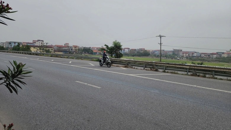Bắc Ninh: Xe m&aacute;y ngang nhi&ecirc;n đi ngược chiều, quay đầu tr&aacute;i ph&eacute;p tr&ecirc;n QL18- Ảnh 8.