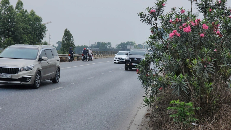 Bắc Ninh: Xe m&aacute;y ngang nhi&ecirc;n đi ngược chiều, quay đầu tr&aacute;i ph&eacute;p tr&ecirc;n QL18- Ảnh 9.