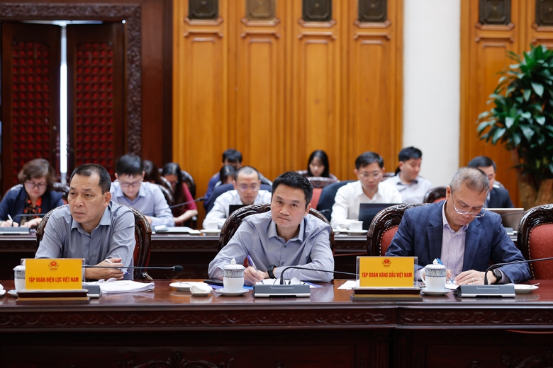 Thủ tướng Phạm Minh Ch&iacute;nh: Xăng dầu v&agrave; năng lượng cho sản xuất, ti&ecirc;u d&ugrave;ng được bảo đảm- Ảnh 8.