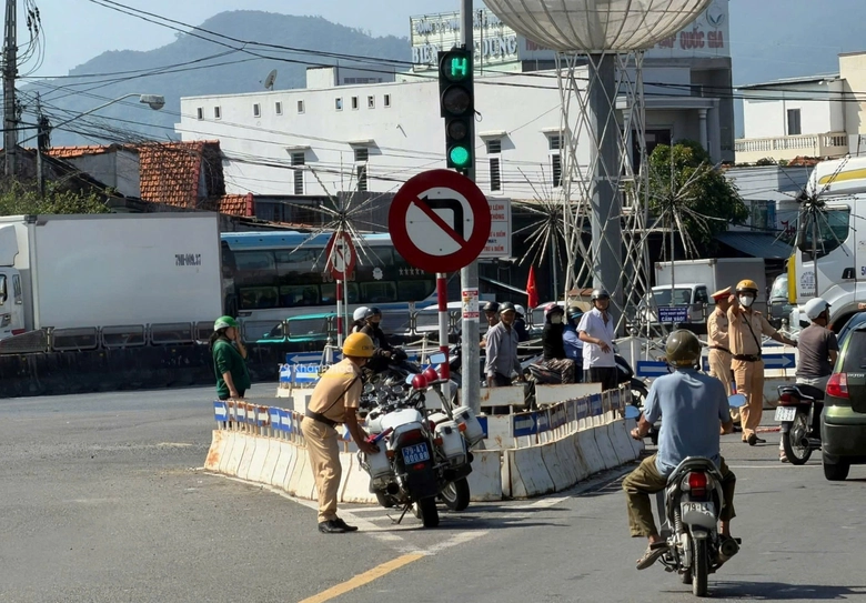 Va chạm với xe đầu kéo, người phụ nữ đi xe đạp điện tử vong- Ảnh 1. Va chạm với xe đầu kéo, người phụ nữ đi xe đạp điện tử vong- Ảnh 1.