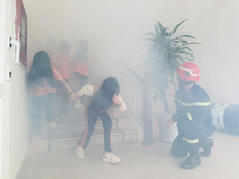 Hơn 1.100 học sinh H&agrave; Nội được hướng dẫn kỹ năng ph&ograve;ng ch&aacute;y, tho&aacute;t nạn- Ảnh 5.