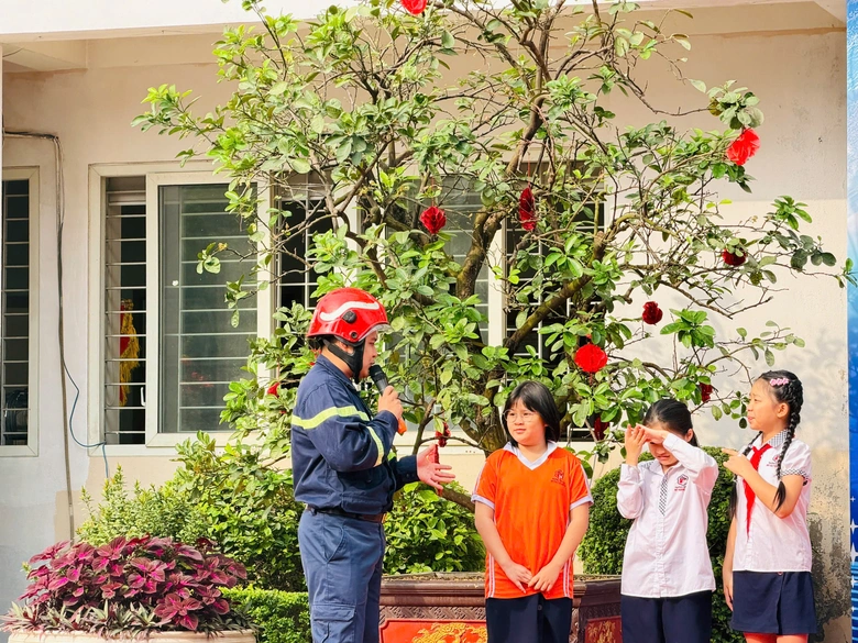 Hơn 1.100 học sinh H&agrave; Nội được hướng dẫn kỹ năng ph&ograve;ng ch&aacute;y, tho&aacute;t nạn- Ảnh 7.