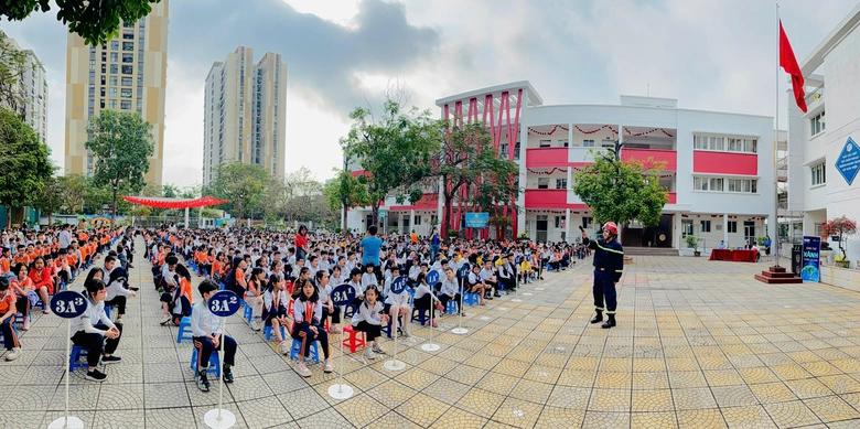 Hơn 1.100 học sinh H&agrave; Nội được hướng dẫn kỹ năng ph&ograve;ng ch&aacute;y, tho&aacute;t nạn- Ảnh 3.