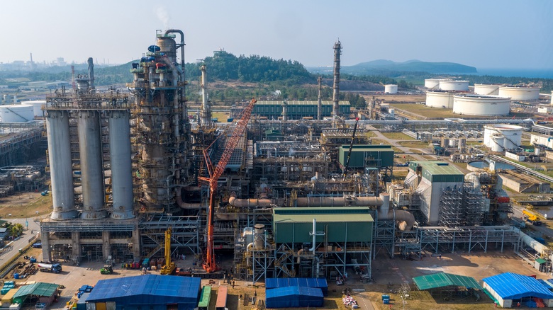 Nhà máy lọc dầu Dung Quất được xem là động lực quan trọng để hình thành Trung tâm lọc hoá dầu và năng lượng quốc gia. Nhà máy lọc dầu Dung Quất được xem là động lực quan trọng để hình thành Trung tâm lọc hoá dầu và năng lượng quốc gia.