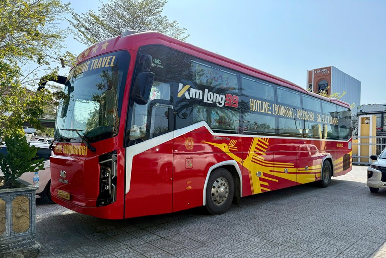 Huế: Phát hiện xe khách bị tước chứng nhận kiểm định vẫn chở khách tuyến Nam - Bắc- Ảnh 2. Huế: Phát hiện xe khách bị tước chứng nhận kiểm định vẫn chở khách tuyến Nam - Bắc- Ảnh 2.