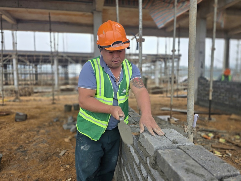 Gian nan ở công trình xây trường học vùng biên giới Lào Cai- Ảnh 2. Gian nan ở công trình xây trường học vùng biên giới Lào Cai- Ảnh 2.