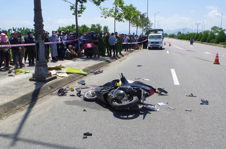 Hiện trường vụ tai nạn nghiêm trọng làm hai người đi xe máy tử vong. Hiện trường vụ tai nạn nghiêm trọng làm hai người đi xe máy tử vong.