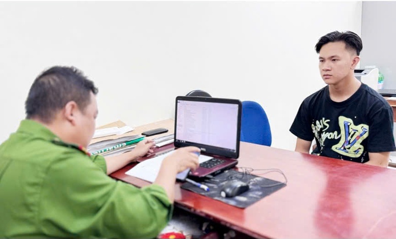 Bắt nh&oacute;m thanh, thiếu ni&ecirc;n ở An Giang mang hung kh&iacute; đập ph&aacute; nh&agrave; d&acirc;n- Ảnh 1.