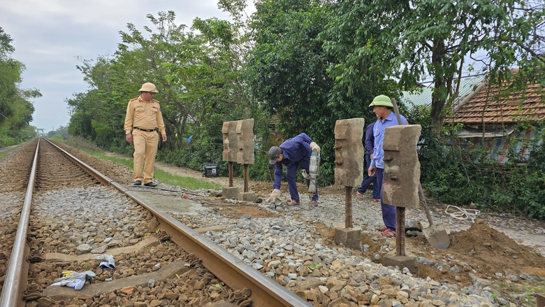 Còn hàng nghìn lối đi tự mở: Áp lực lớn cho mục tiêu an toàn đường sắt- Ảnh 1. Còn hàng nghìn lối đi tự mở: Áp lực lớn cho mục tiêu an toàn đường sắt- Ảnh 1.