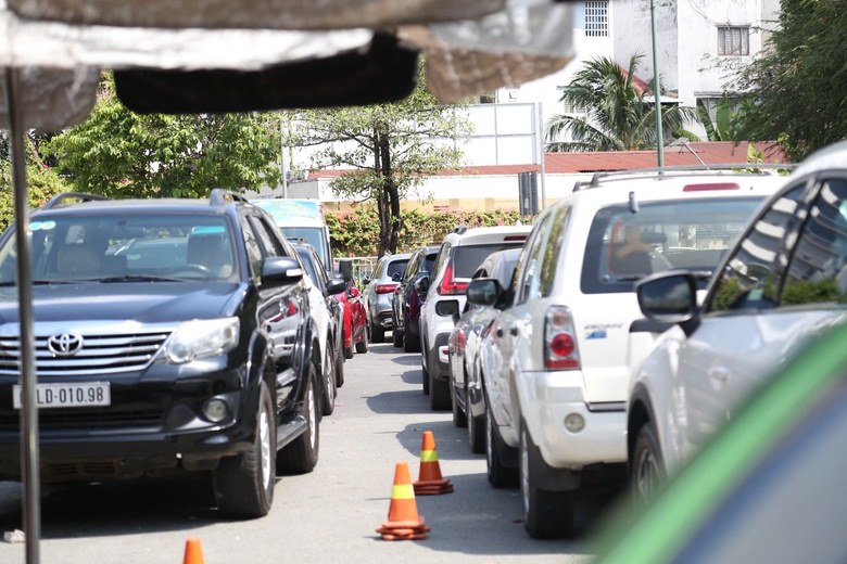 TP.HCM: Ng&agrave;y đầu cấp đăng kiểm điện tử, hệ thống qu&aacute; tải, hồ sơ xử l&yacute; chậm- Ảnh 1.