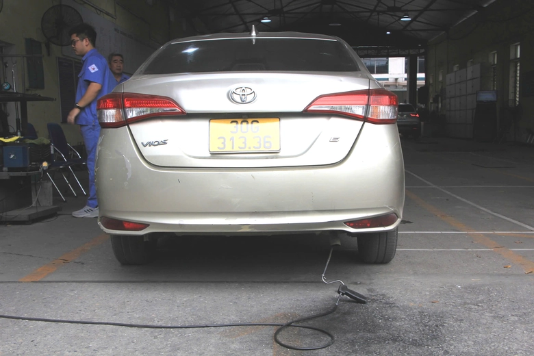 Ng&agrave;y đầu kiểm định kh&iacute; thải theo quy tr&igrave;nh mới: Chủ xe phấn khởi, nhiều xe đạt chuẩn cao- Ảnh 4.