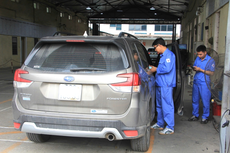 Ng&agrave;y đầu kiểm định kh&iacute; thải theo quy tr&igrave;nh mới: Chủ xe phấn khởi, nhiều xe đạt chuẩn cao- Ảnh 9.