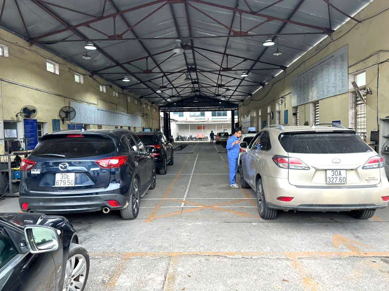 Ng&agrave;y đầu kiểm định kh&iacute; thải theo quy tr&igrave;nh mới: Chủ xe phấn khởi, nhiều xe đạt chuẩn cao- Ảnh 2.
