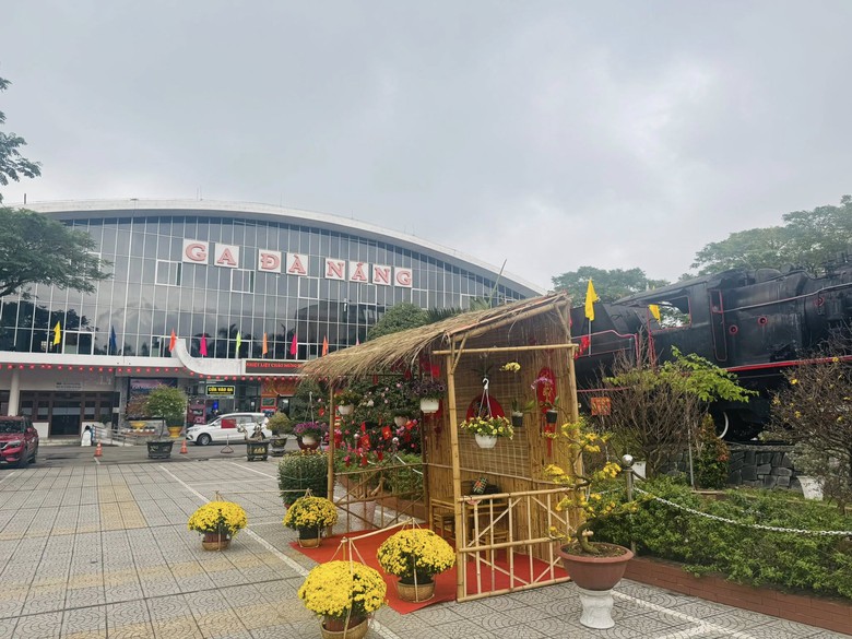 Nhu cầu du lịch tăng cao, đường sắt bổ sung tàu Hà Nội - Đà Nẵng- Ảnh 1. Nhu cầu du lịch tăng cao, đường sắt bổ sung tàu Hà Nội - Đà Nẵng- Ảnh 1.