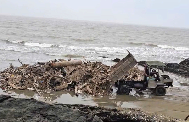 Thanh H&oacute;a: X&aacute;c minh clip nhiều xe tải dọn r&aacute;c đổ thải ra biển- Ảnh 1.