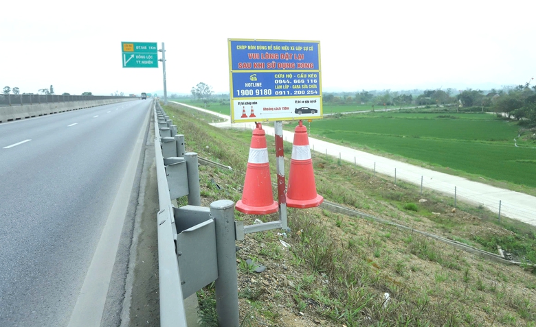 Chóp nón cảnh báo trên cao tốc qua Hà Tĩnh “không cánh mà bay”- Ảnh 1. Chóp nón cảnh báo trên cao tốc qua Hà Tĩnh “không cánh mà bay”- Ảnh 1.