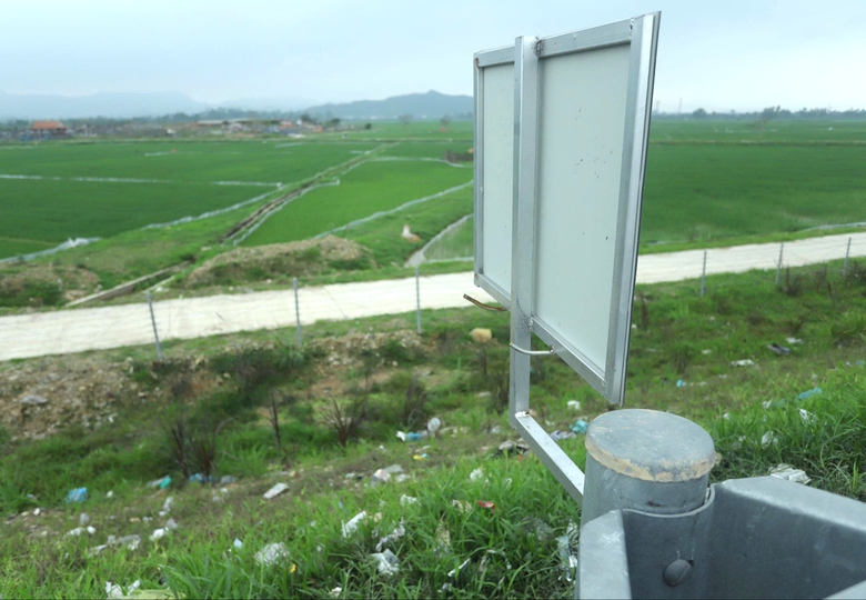 Chóp nón cảnh báo trên cao tốc qua Hà Tĩnh “không cánh mà bay”- Ảnh 2. Chóp nón cảnh báo trên cao tốc qua Hà Tĩnh “không cánh mà bay”- Ảnh 2.