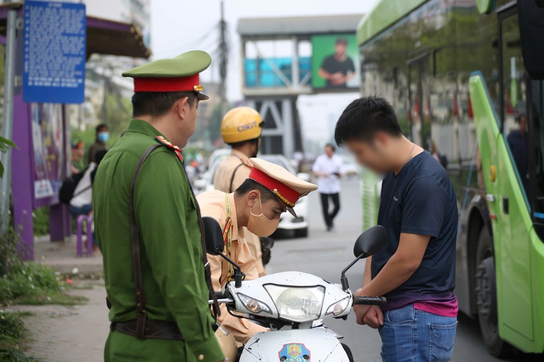 Hà Nội: Giám sát ngày đêm bằng camera AI, dẹp cảnh lộn xộn trước cổng Bệnh viện Bạch Mai- Ảnh 1. Hà Nội: Giám sát ngày đêm bằng camera AI, dẹp cảnh lộn xộn trước cổng Bệnh viện Bạch Mai- Ảnh 1.