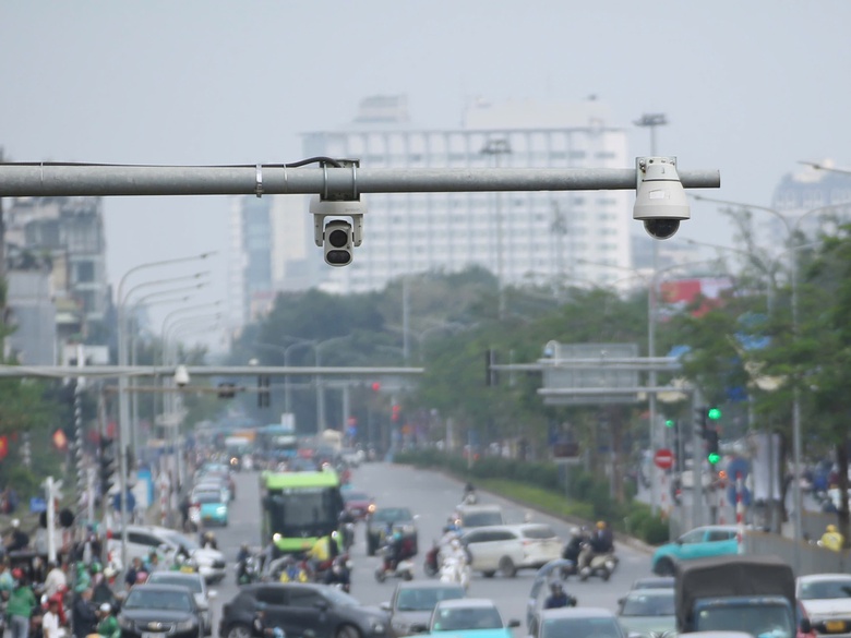 Hà Nội: Giám sát ngày đêm bằng camera AI, dẹp cảnh lộn xộn trước cổng Bệnh viện Bạch Mai- Ảnh 3. Hà Nội: Giám sát ngày đêm bằng camera AI, dẹp cảnh lộn xộn trước cổng Bệnh viện Bạch Mai- Ảnh 3.