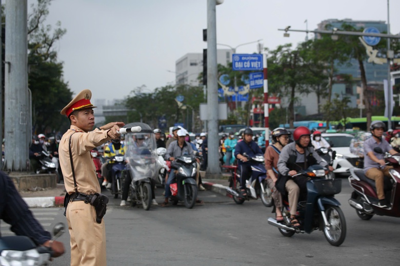 Hà Nội: Giám sát ngày đêm bằng camera AI, dẹp cảnh lộn xộn trước cổng Bệnh viện Bạch Mai- Ảnh 2. Hà Nội: Giám sát ngày đêm bằng camera AI, dẹp cảnh lộn xộn trước cổng Bệnh viện Bạch Mai- Ảnh 2.