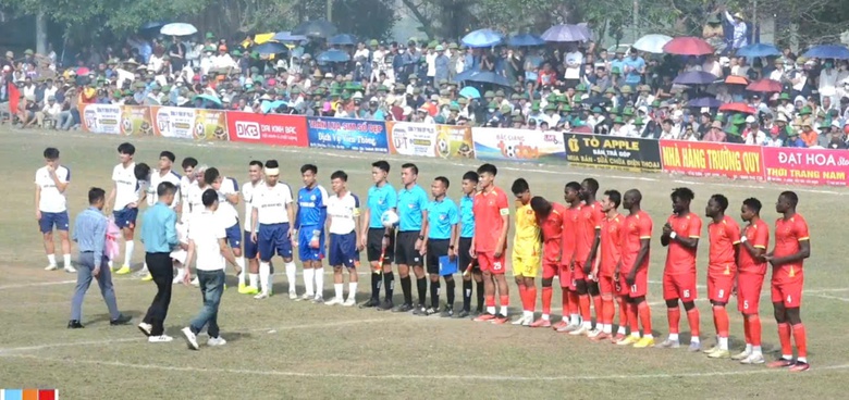 Bắc Ninh: Ch&iacute;nh quyền x&atilde; n&oacute;i g&igrave; về giải b&oacute;ng đ&aacute; hội l&agrave;ng c&oacute; nhiều cầu thủ nước ngo&agrave;i?- Ảnh 3.