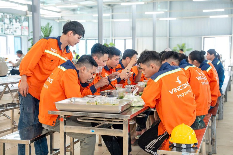 Vì sao người lao động chọn gắn bó với VinCons giữa thời điểm thị trường biến động?- Ảnh 2. Vì sao người lao động chọn gắn bó với VinCons giữa thời điểm thị trường biến động?- Ảnh 2.