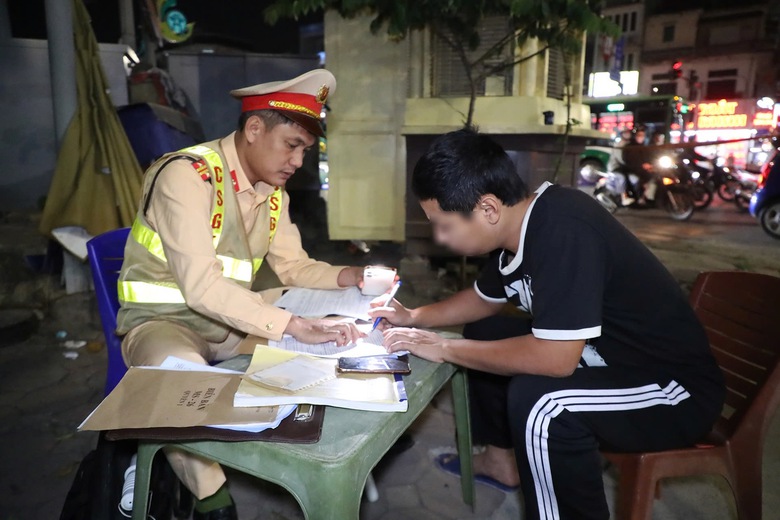 Hà Nội: CSGT xử lý hàng chục xe tải làm rơi bùn đất xuống đường, gây mất an toàn- Ảnh 3. Hà Nội: CSGT xử lý hàng chục xe tải làm rơi bùn đất xuống đường, gây mất an toàn- Ảnh 3.