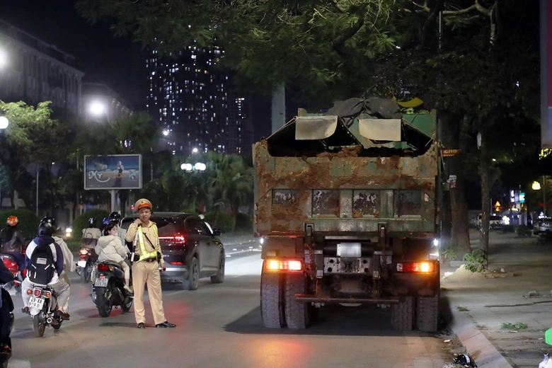 Hà Nội: Hơn 40 chủ xe tải ký cam kết không vi phạm, giữ vệ sinh môi trường- Ảnh 2. Hà Nội: Hơn 40 chủ xe tải ký cam kết không vi phạm, giữ vệ sinh môi trường- Ảnh 2.