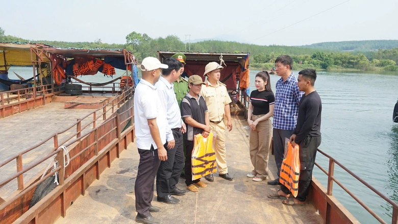 Gia Lai: Kiểm tra đường thủy nội địa, tặng &aacute;o phao cho người đi đ&ograve; qua s&ocirc;ng S&ecirc; San- Ảnh 2.