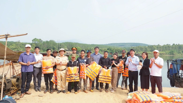 Gia Lai: Kiểm tra đường thủy nội địa, tặng &aacute;o phao cho người đi đ&ograve; qua s&ocirc;ng S&ecirc; San- Ảnh 1.