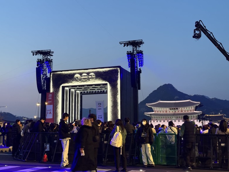 BTS xúc động chia sẻ trước hơn 40.000 khán giả trong ngày tái xuất- Ảnh 7. BTS xúc động chia sẻ trước hơn 40.000 khán giả trong ngày tái xuất- Ảnh 7.