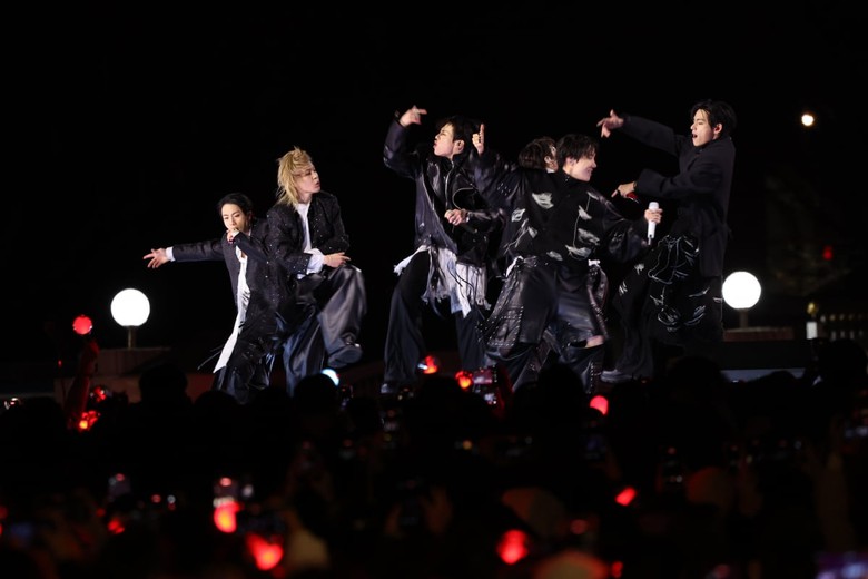 BTS xúc động chia sẻ trước hơn 40.000 khán giả trong ngày tái xuất- Ảnh 2. BTS xúc động chia sẻ trước hơn 40.000 khán giả trong ngày tái xuất- Ảnh 2.