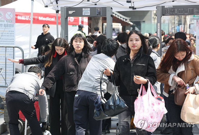 BTS xúc động chia sẻ trước hơn 40.000 khán giả trong ngày tái xuất- Ảnh 6. BTS xúc động chia sẻ trước hơn 40.000 khán giả trong ngày tái xuất- Ảnh 6.