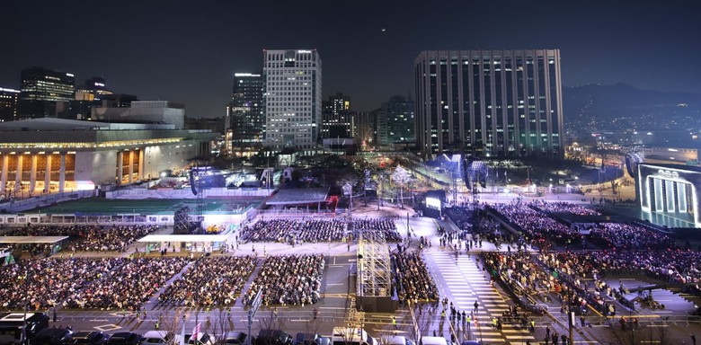 BTS xúc động chia sẻ trước hơn 40.000 khán giả trong ngày tái xuất- Ảnh 3. BTS xúc động chia sẻ trước hơn 40.000 khán giả trong ngày tái xuất- Ảnh 3.