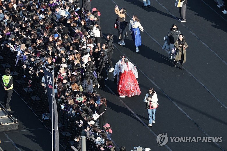 BTS xúc động chia sẻ trước hơn 40.000 khán giả trong ngày tái xuất- Ảnh 4. BTS xúc động chia sẻ trước hơn 40.000 khán giả trong ngày tái xuất- Ảnh 4.