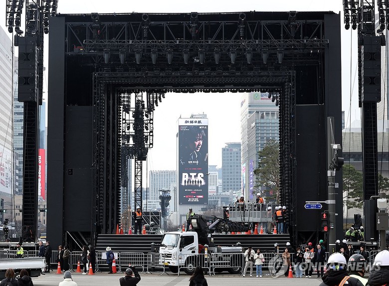 Seoul siết an ninh, chỉnh lộ tr&igrave;nh xe bu&yacute;t, t&agrave;u điện đảm bảo an to&agrave;n cho đ&ecirc;m nhạc của BTS- Ảnh 1.