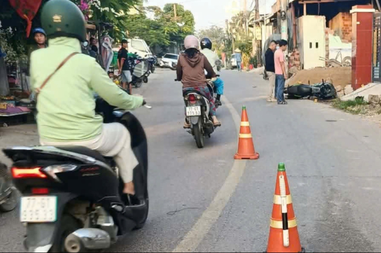 Xe m&aacute;y t&ocirc;ng v&agrave;o cổng nh&agrave; d&acirc;n b&ecirc;n đường ở Gia Lai, 1 người tử vong- Ảnh 1.