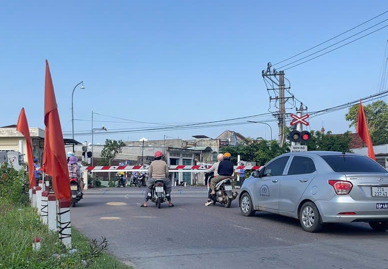 Gia Lai: Cố vượt qua gác chắn đường sắt, hàng loạt tài xế bị xử phạt- Ảnh 3. Gia Lai: Cố vượt qua gác chắn đường sắt, hàng loạt tài xế bị xử phạt- Ảnh 3.