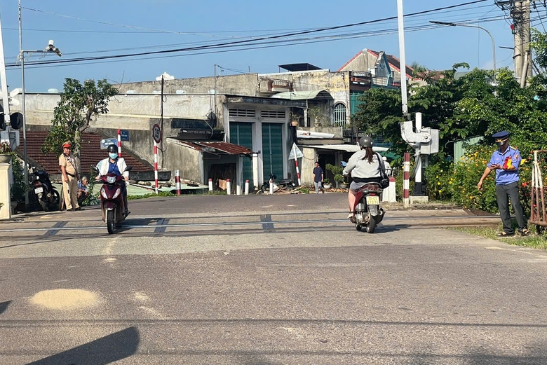 Gia Lai: Cố vượt qua gác chắn đường sắt, hàng loạt tài xế bị xử phạt- Ảnh 2. Gia Lai: Cố vượt qua gác chắn đường sắt, hàng loạt tài xế bị xử phạt- Ảnh 2.