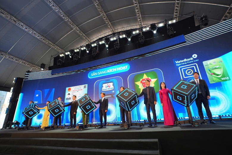 Hơn 6 triệu kh&aacute;ch trải nghiệm v&eacute; sinh trắc học, người H&agrave; Nội quen dần metro th&ocirc;ng minh- Ảnh 2.