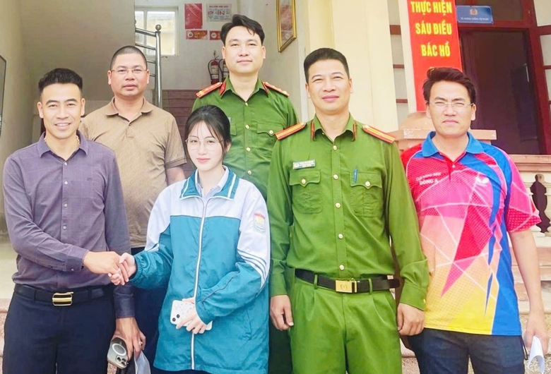 Bất ngờ nhận tiền từ t&agrave;i khoản lạ, gia đ&igrave;nh nữ sinh nhờ c&ocirc;ng an x&atilde; t&igrave;m người chuyển nhầm- Ảnh 1.