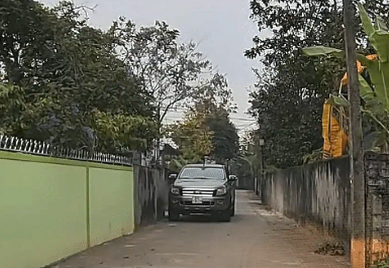 C&ocirc;ng an v&agrave;o cuộc x&aacute;c minh clip t&agrave;i xế đỗ xe chắn đường ở Nghệ An- Ảnh 1.