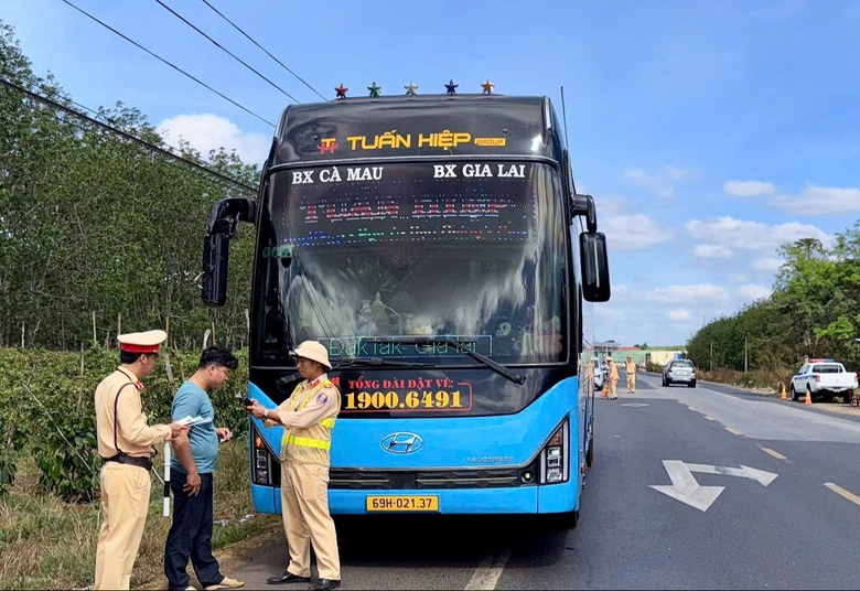 Gia Lai: Nghiêm túc tổ chức kiểm tra kiến thức, phục hồi điểm giấy phép lái xe- Ảnh 2. Gia Lai: Nghiêm túc tổ chức kiểm tra kiến thức, phục hồi điểm giấy phép lái xe- Ảnh 2.