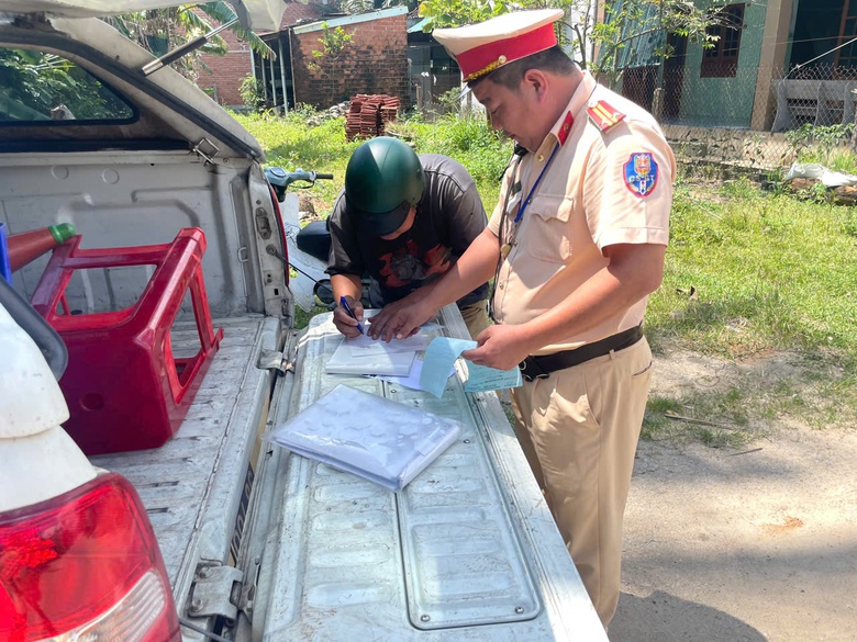 Gia Lai: Cố vượt qua gác chắn đường sắt, hàng loạt tài xế bị xử phạt- Ảnh 1. Gia Lai: Cố vượt qua gác chắn đường sắt, hàng loạt tài xế bị xử phạt- Ảnh 1.